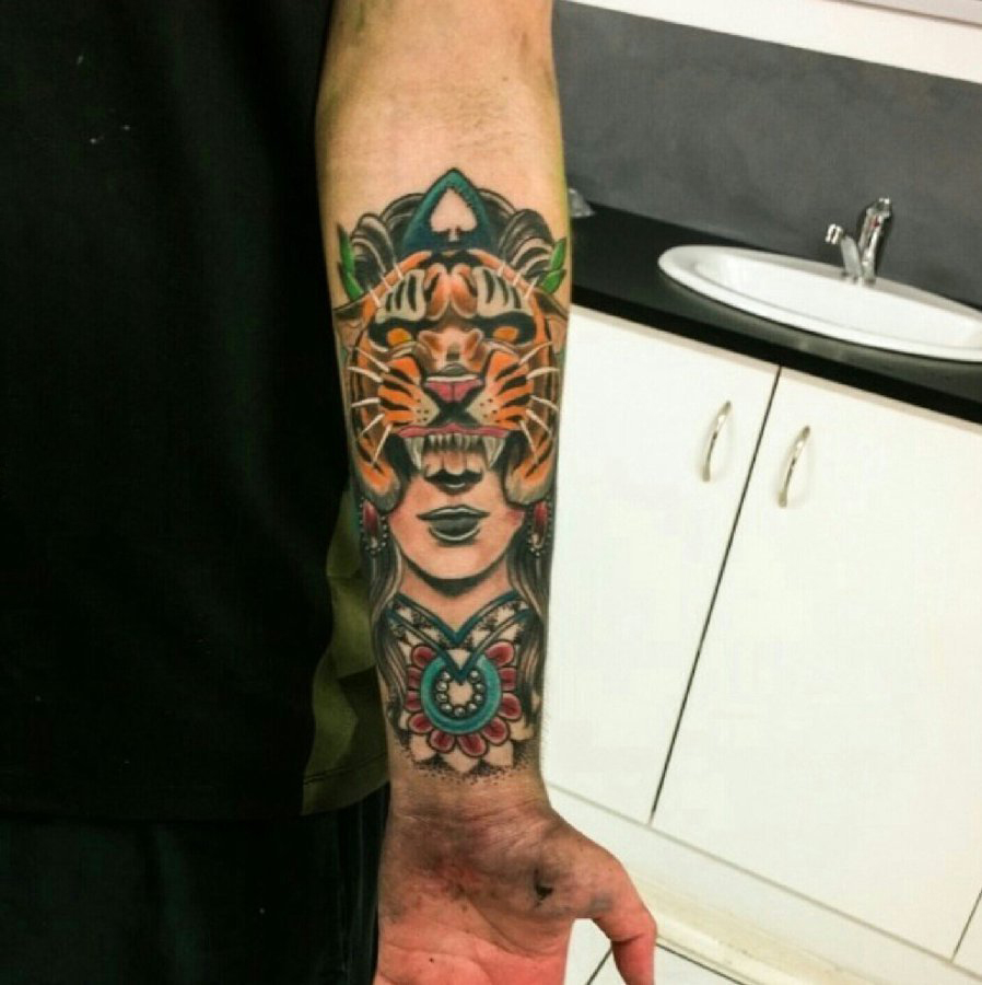 老虎图腾纹身 男生手臂上老虎图腾纹身人物肖像纹身图片