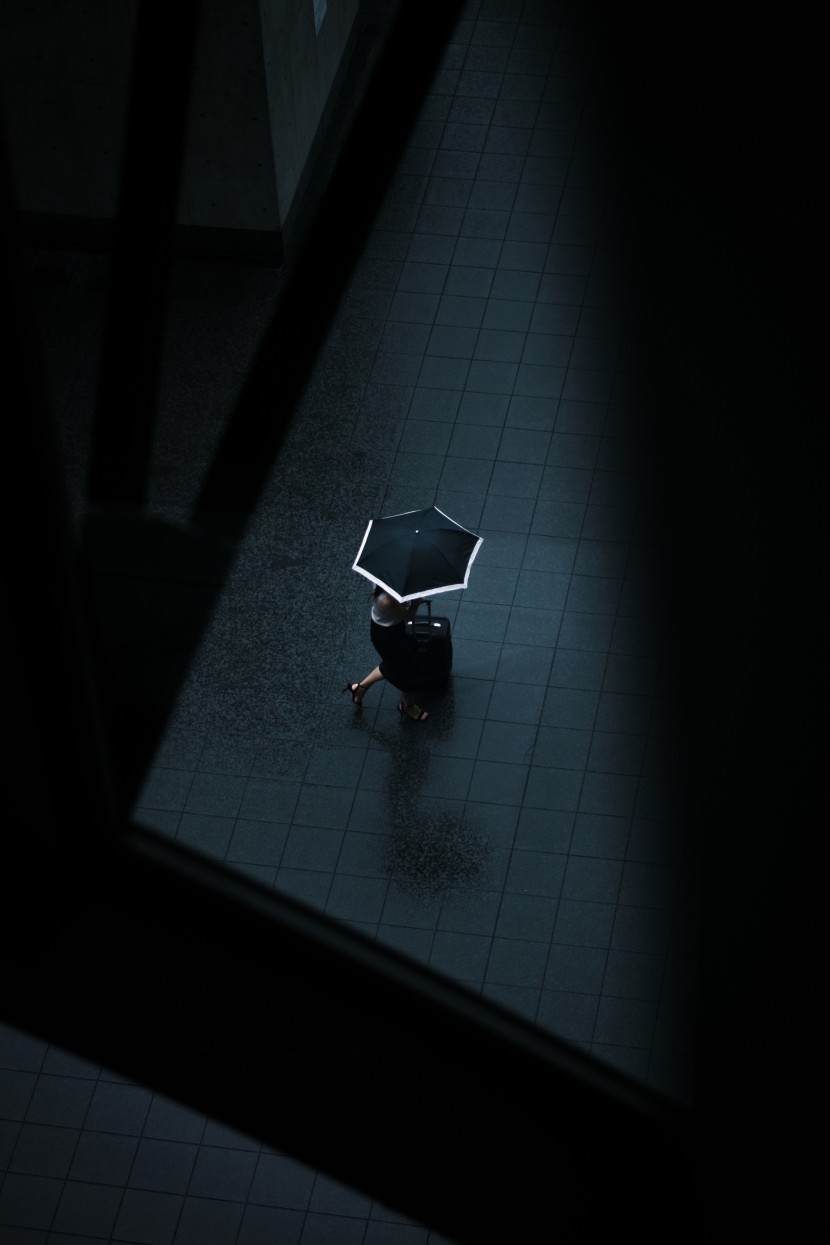 雨中撑伞的人物图片