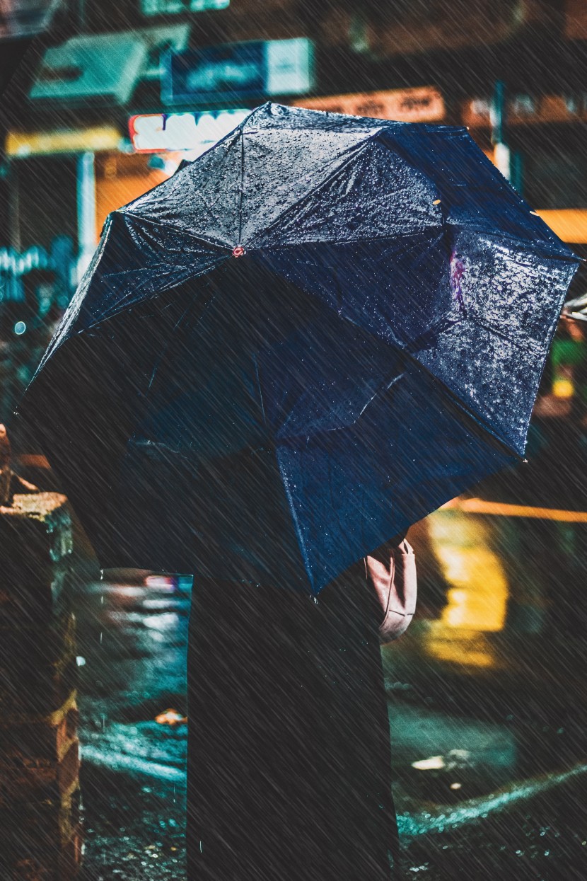 雨中撑伞的人物图片