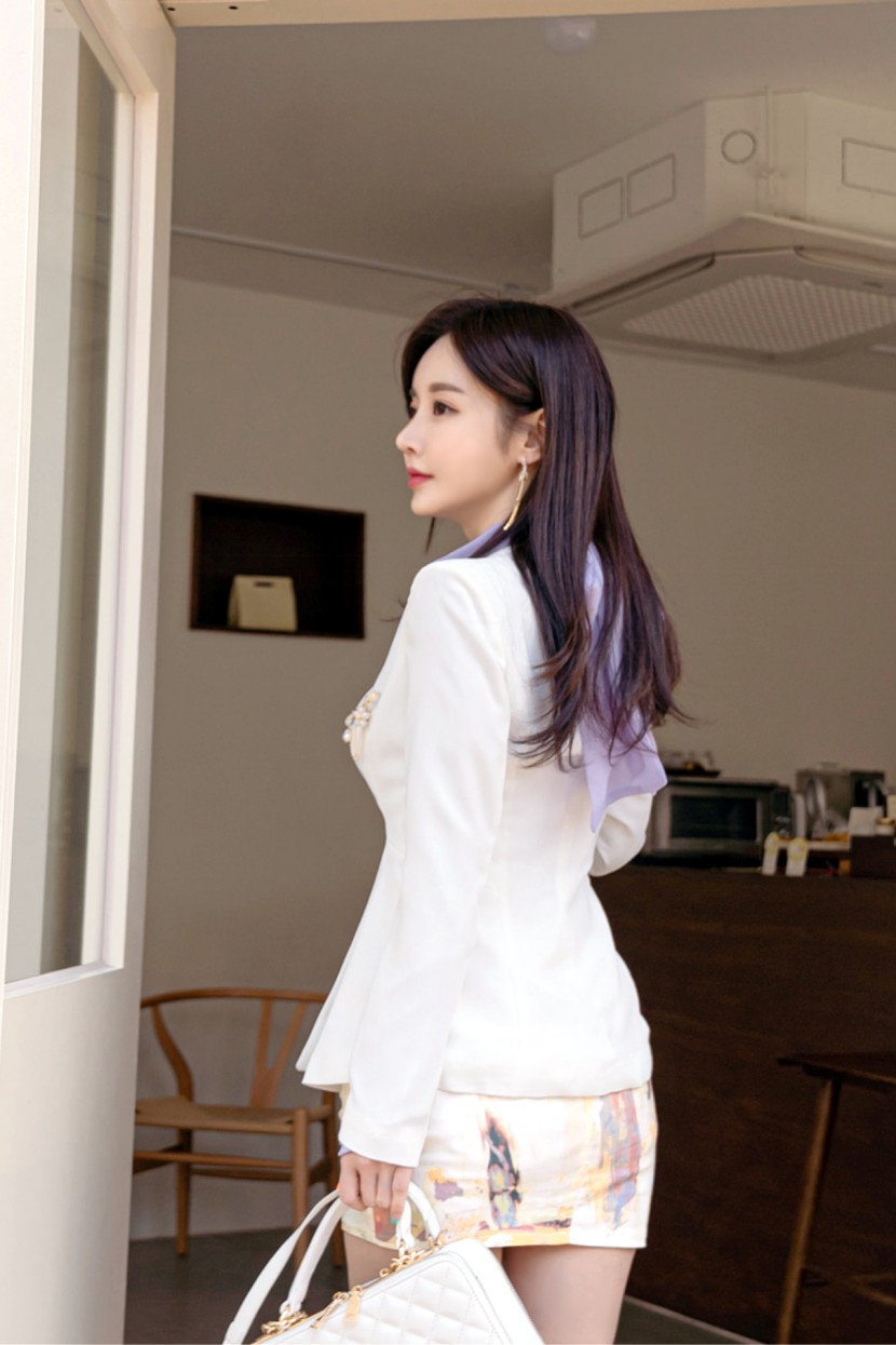韩国美女网红孙允珠迷人紫色长袖衫加包臀裙图片