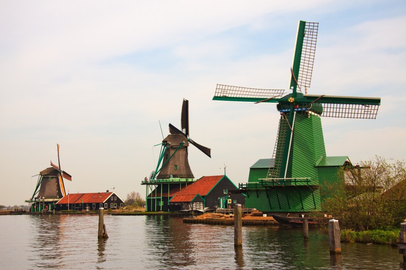 高大的荷兰风车建筑图片
