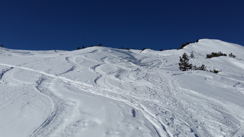 天气晴朗的滑雪场图片