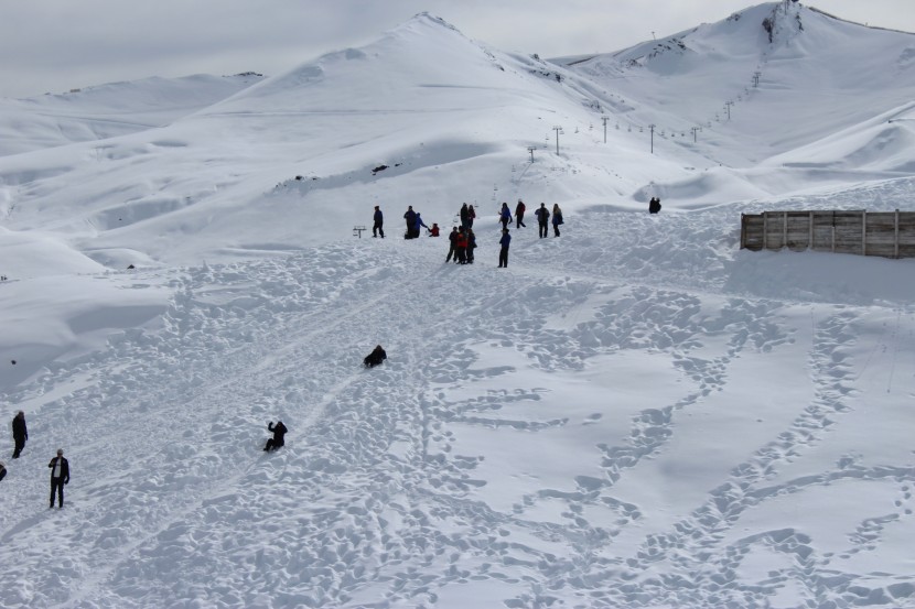 高山上的滑雪场图片