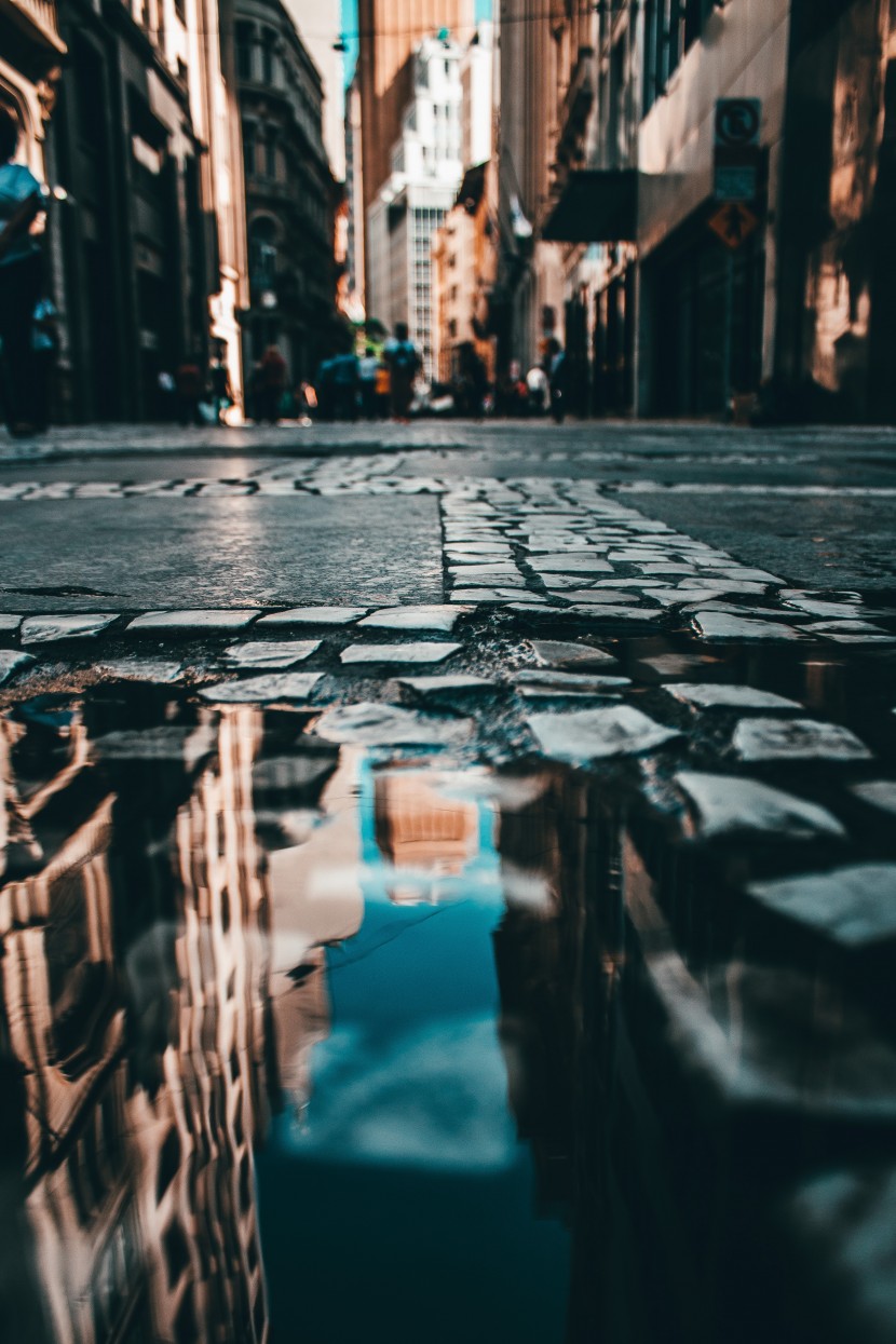雨后地面的水坑图片