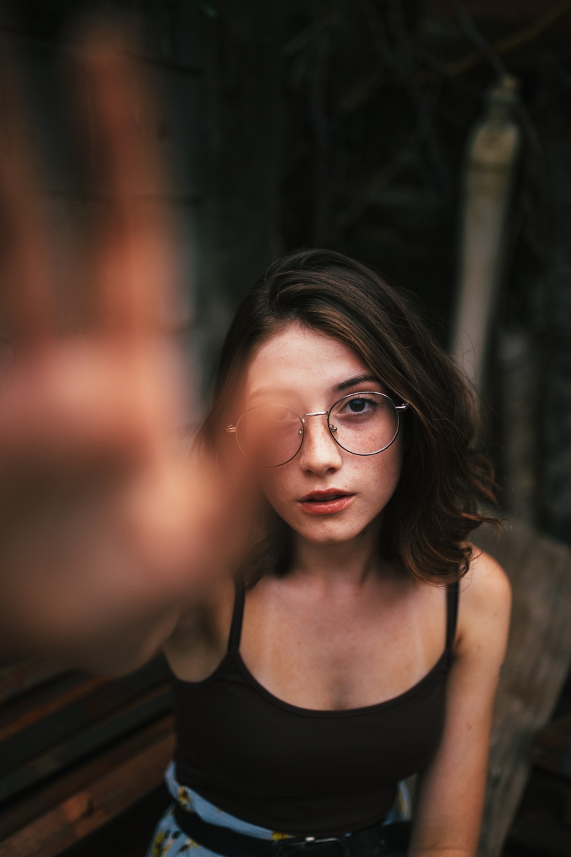 戴圆形眼镜的美女图片