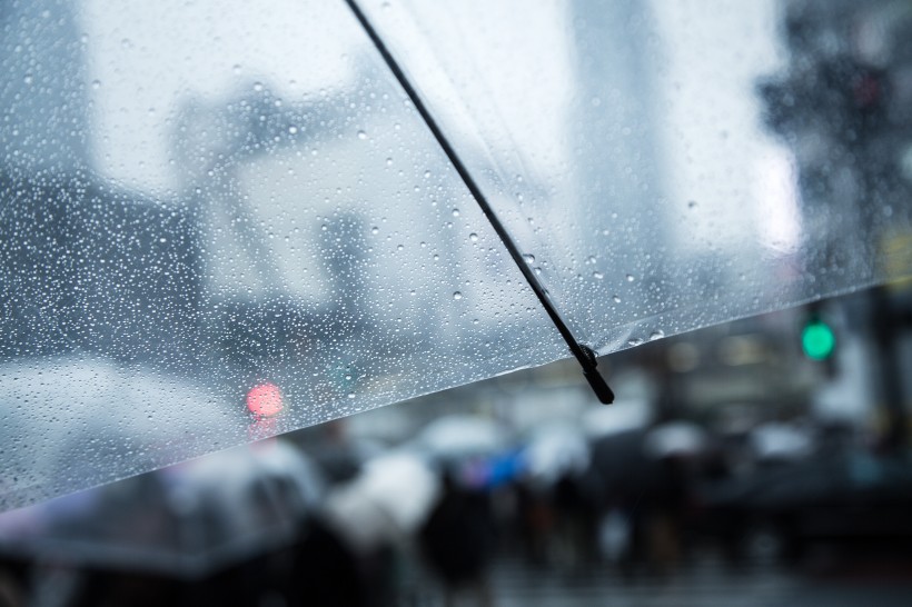 雨天街道打伞的人们图片