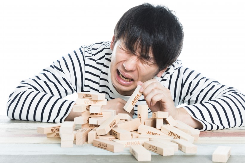 搭积木的男子图片