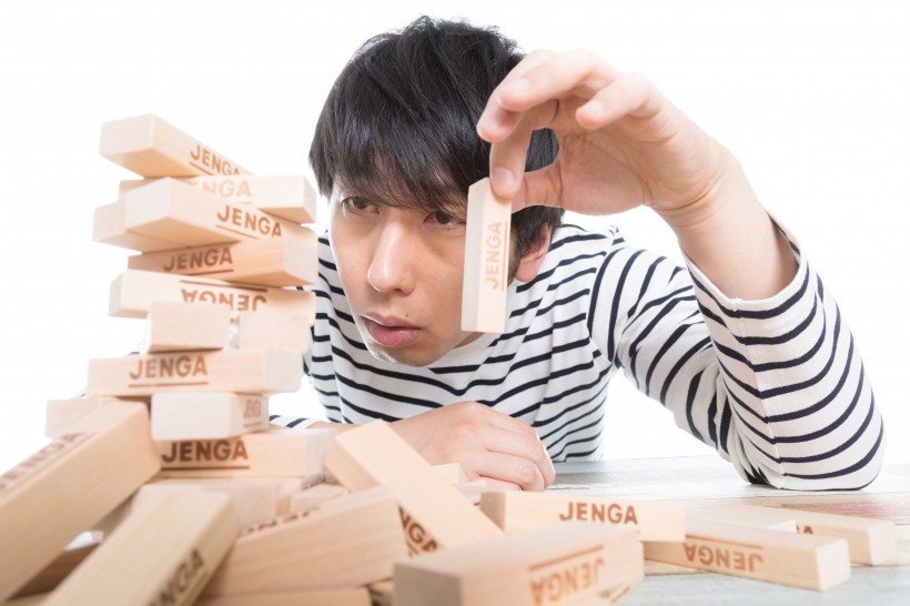 搭积木的男子图片
