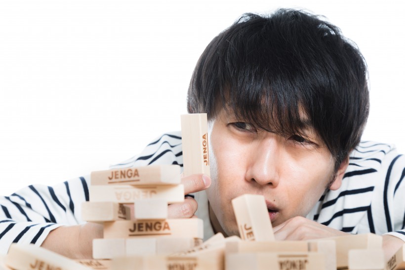 搭积木的男子图片