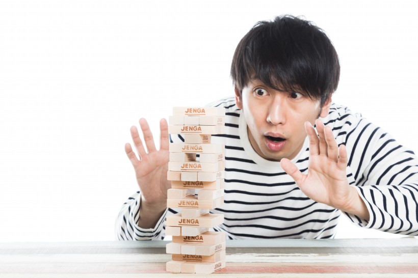 搭积木的男子图片