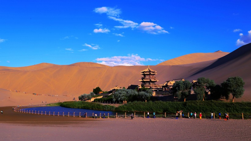 甘肃敦煌月牙泉自然风景图片