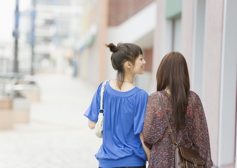 女孩假期购物图片