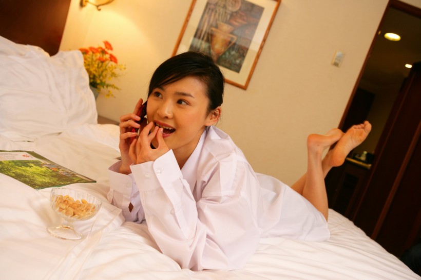 女性酒店度假图片