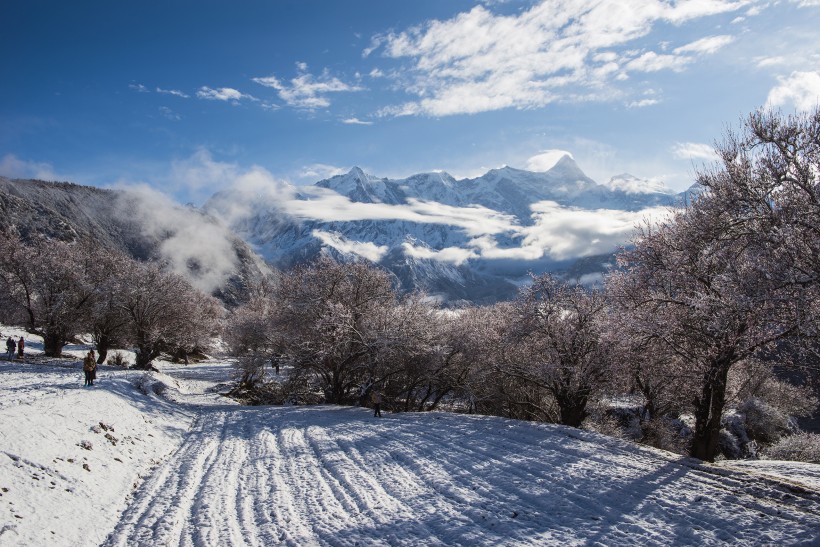雪后的索松村风景图片