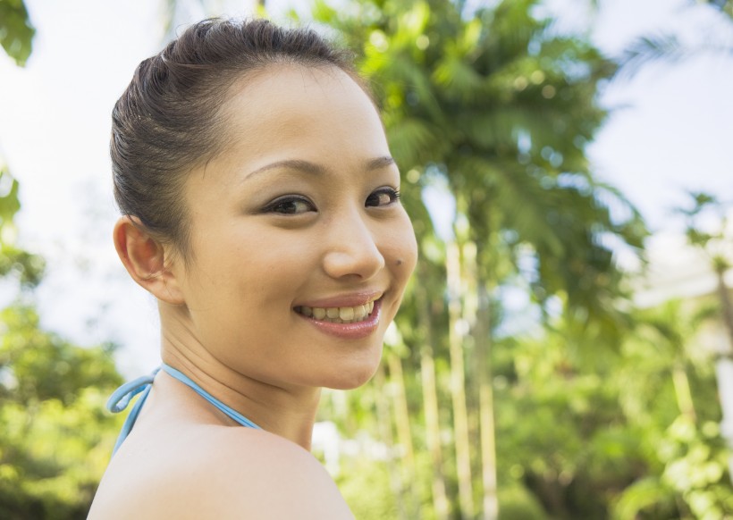 女性在清新绿色大自然度假图片