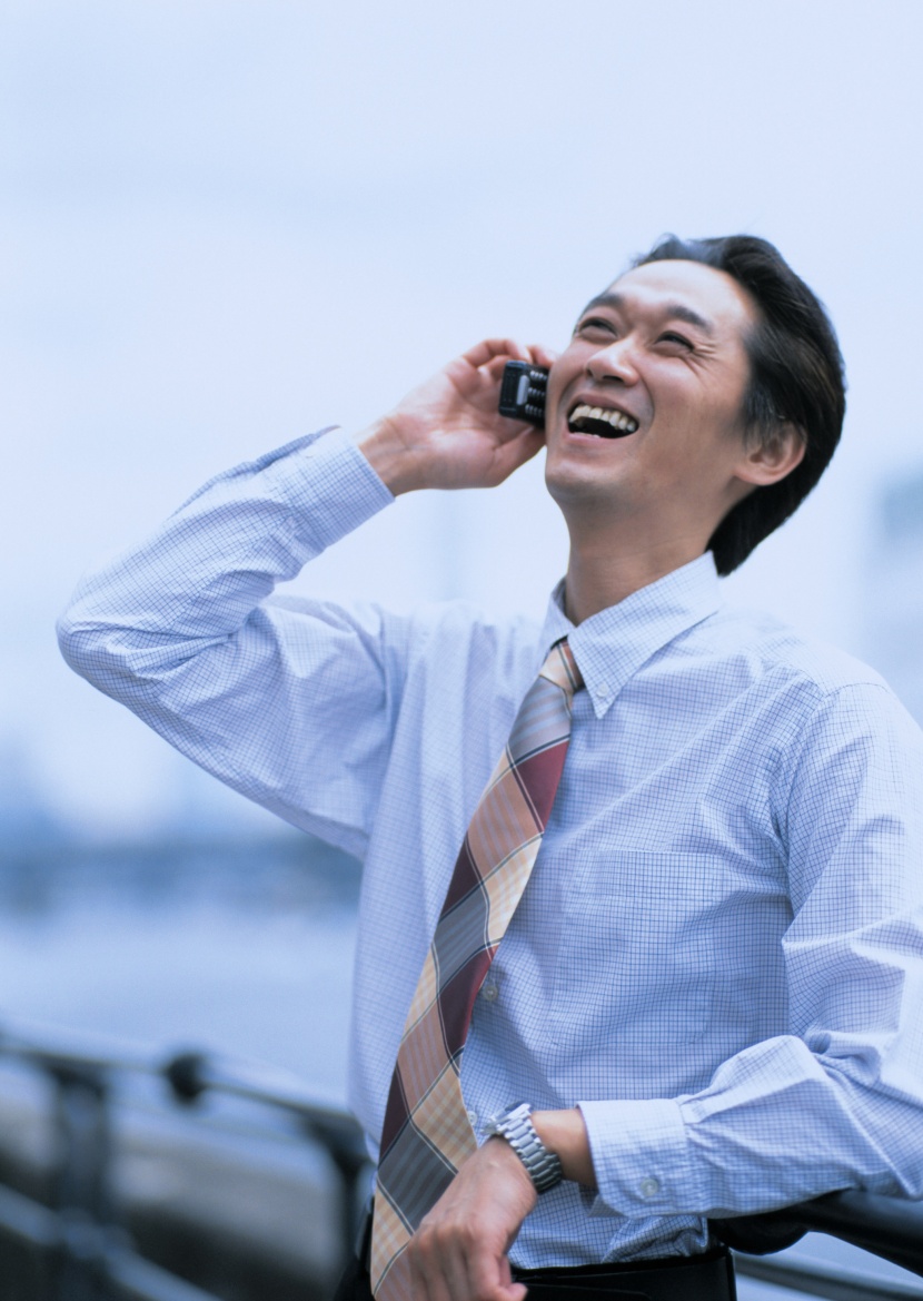 打电话的商业男性图片