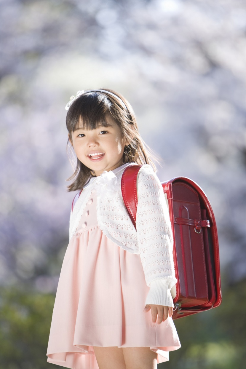 小学生放学的路上图片