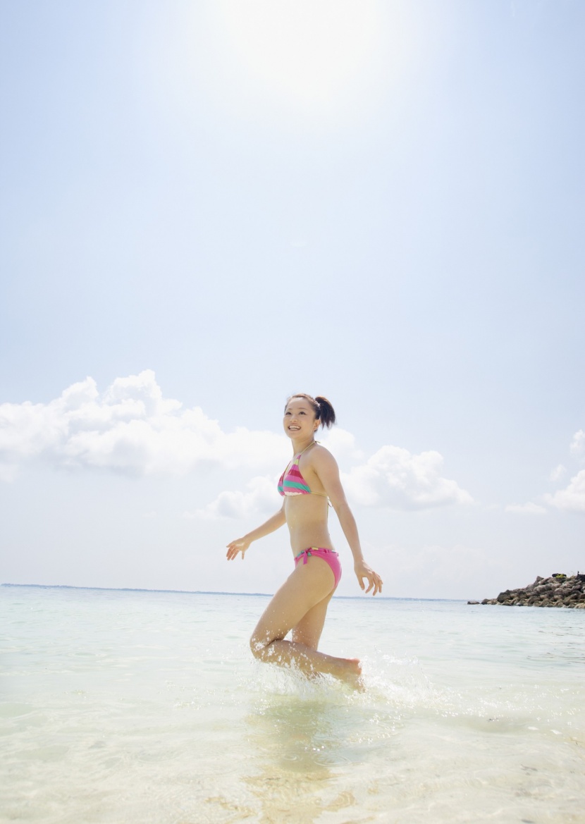 海滩泳装少女图片