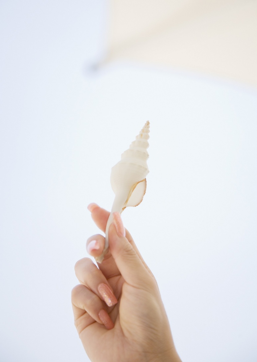 海滩泳装少女图片