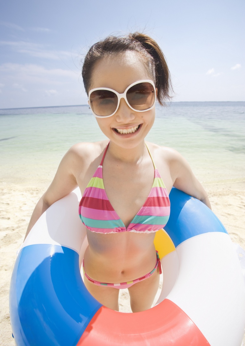 海滩泳装少女图片