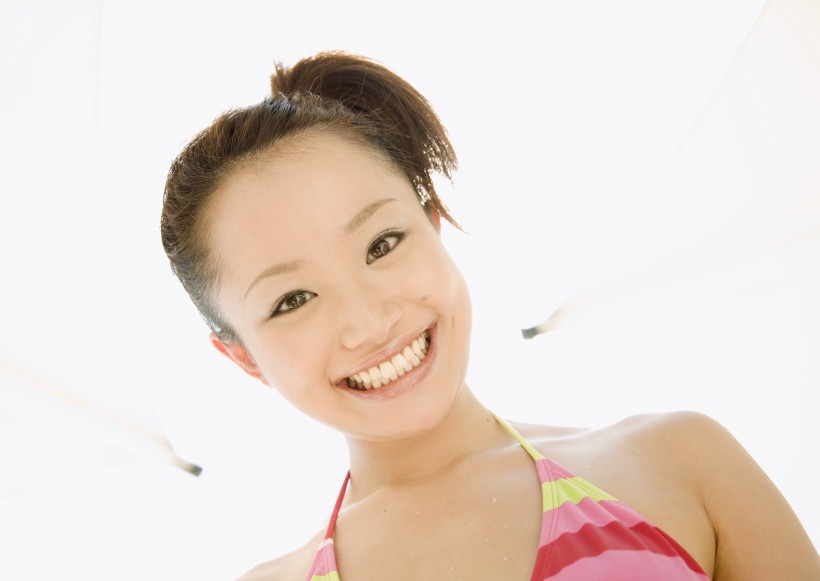 海滩泳装少女图片