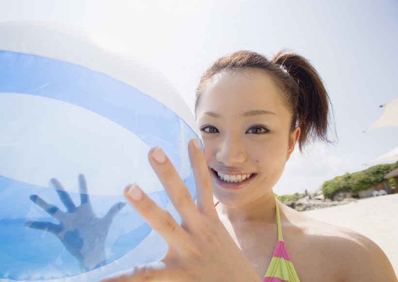 海滩泳装少女图片