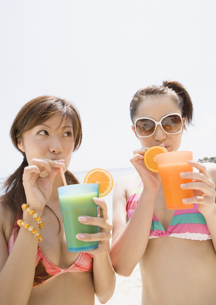 海滩泳装少女图片