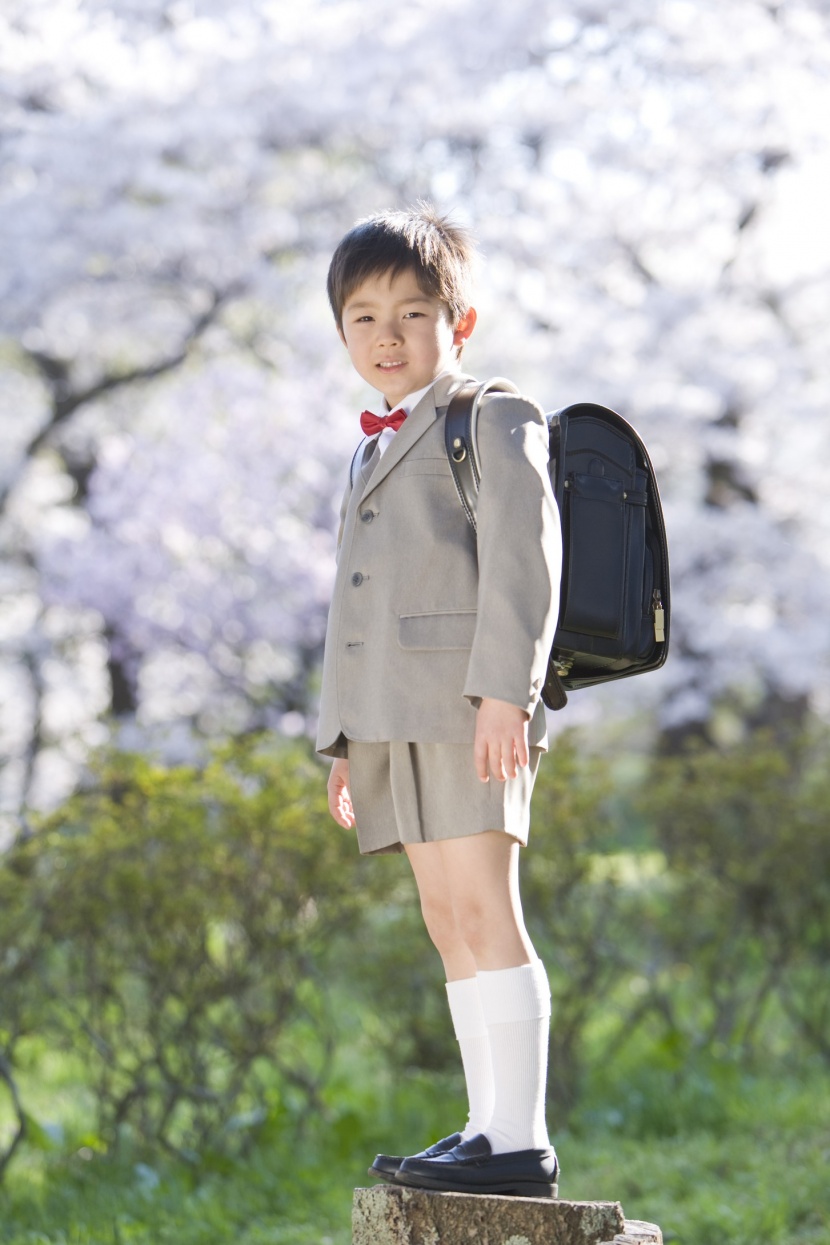 小学生放学的路上图片