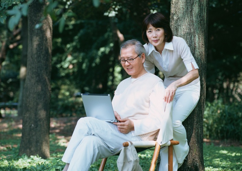 老人户外休闲图片