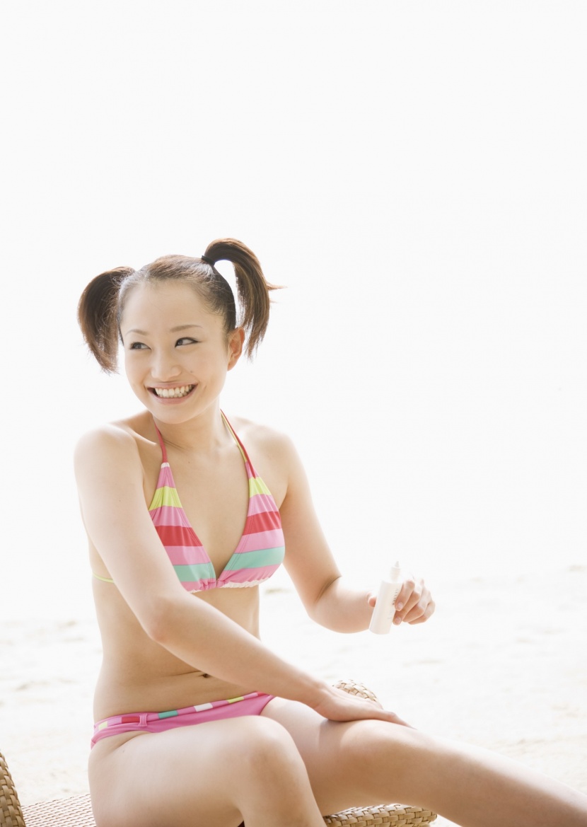 海滩泳装少女图片