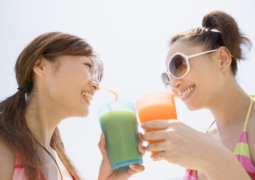 海滩泳装少女图片