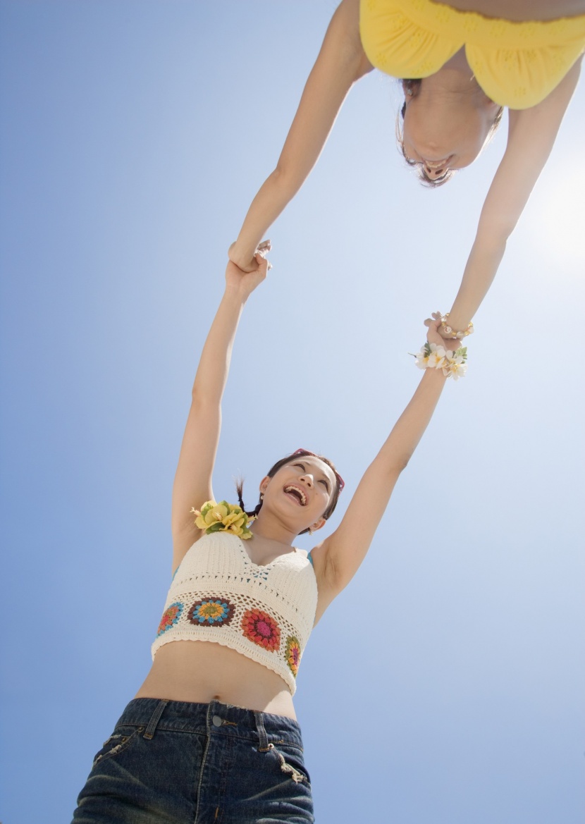 海滩泳装少女图片