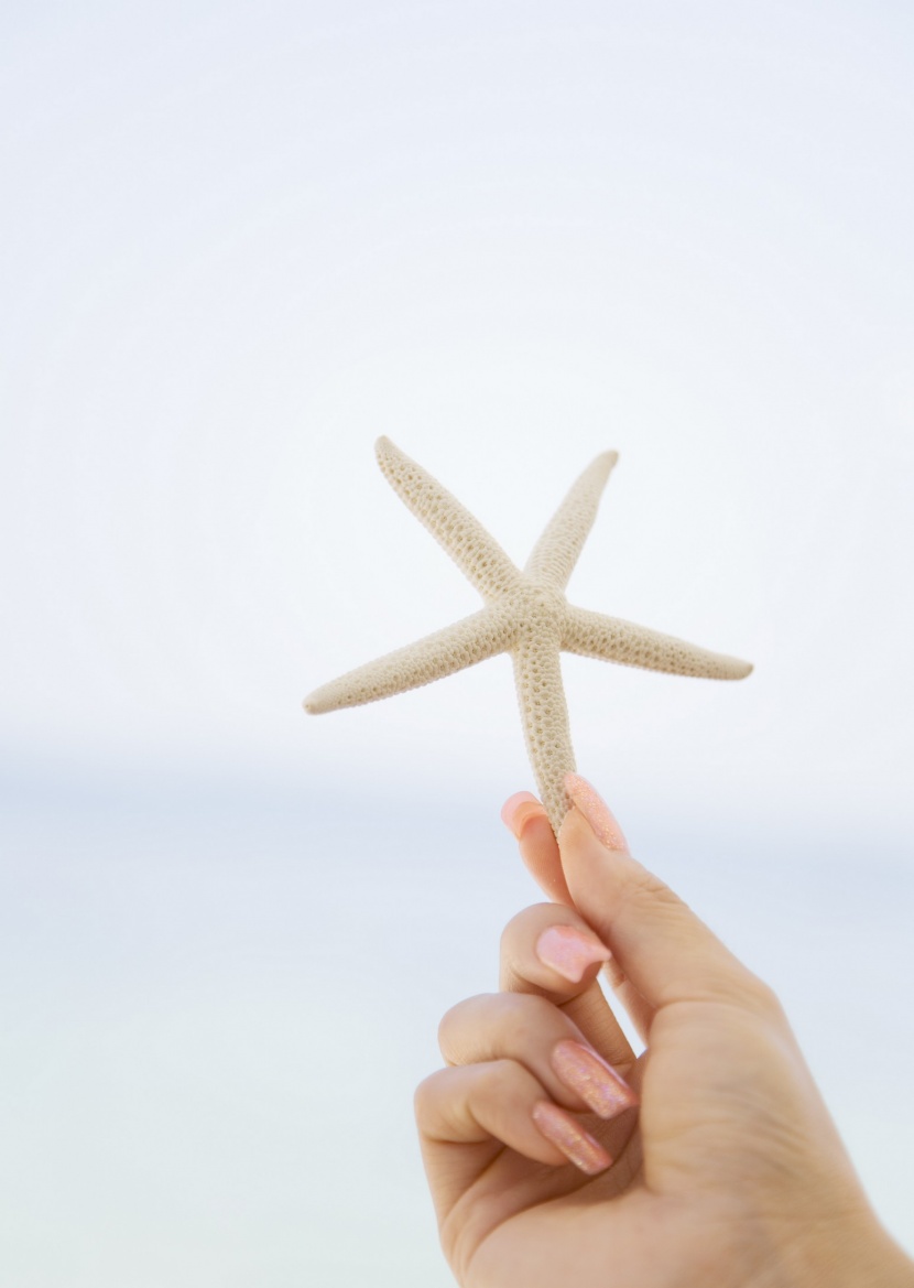 海滩泳装少女图片