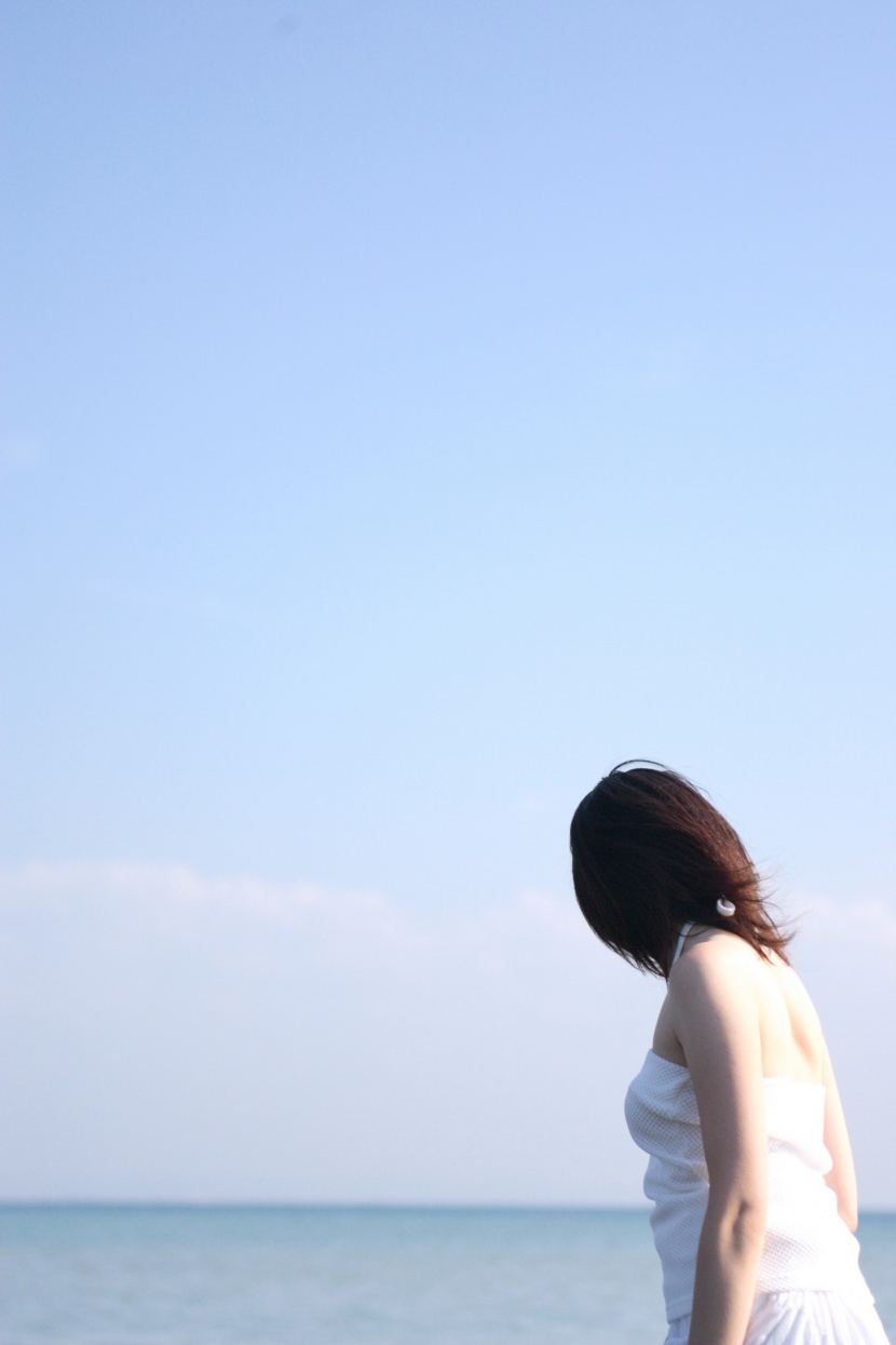 美女和空白公示板图片