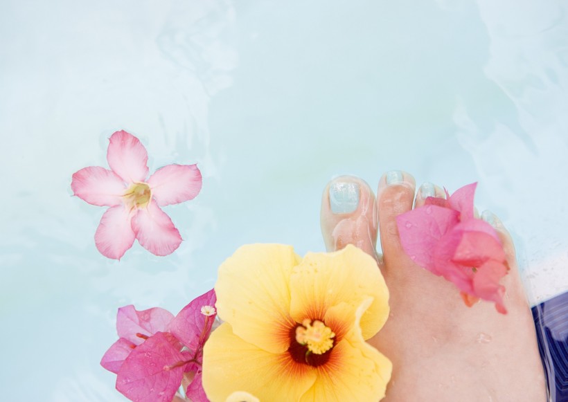 海滩泳装少女图片