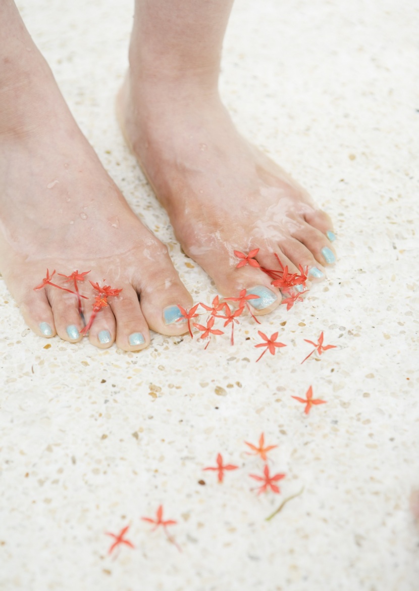 海滩泳装少女图片