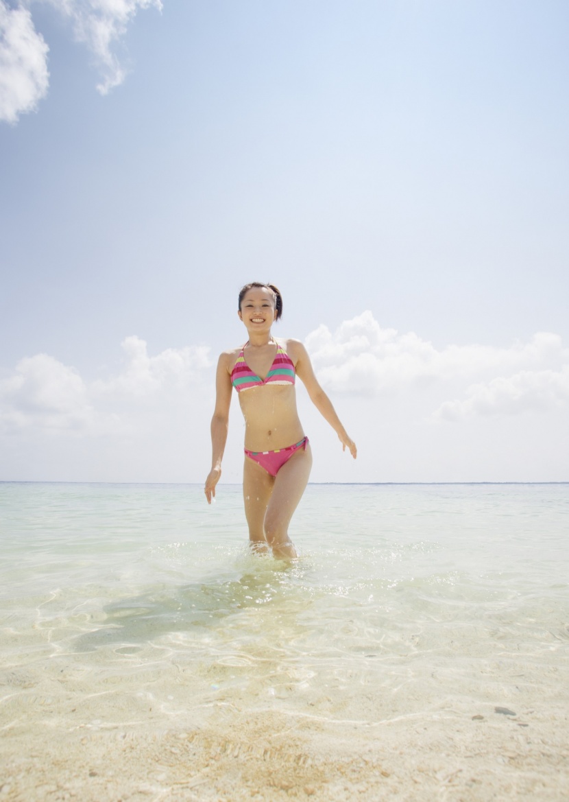 海滩泳装少女图片
