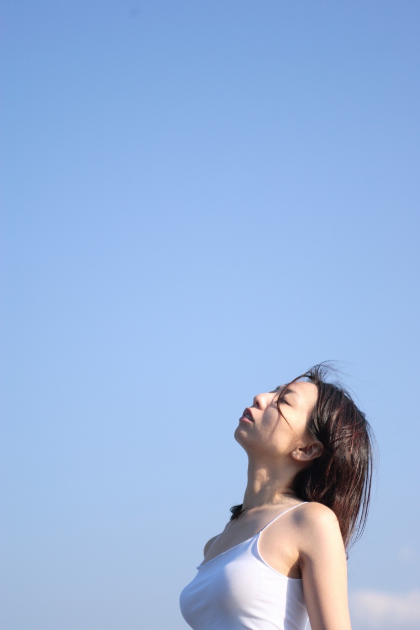 美女和空白公示板图片