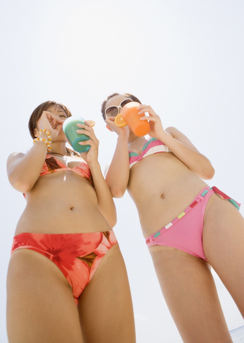 海滩泳装少女图片