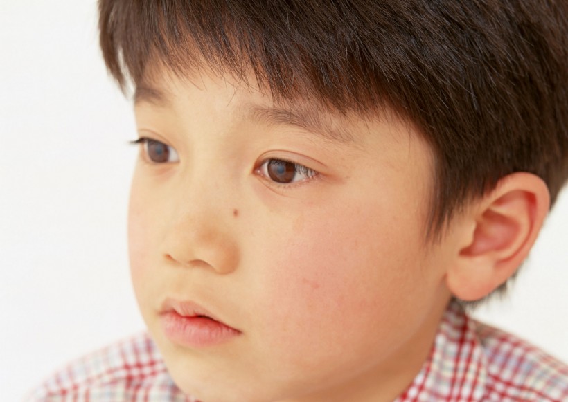 可爱男孩表情特写图片
