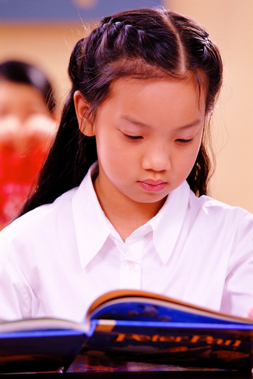 小学生上课情景图片