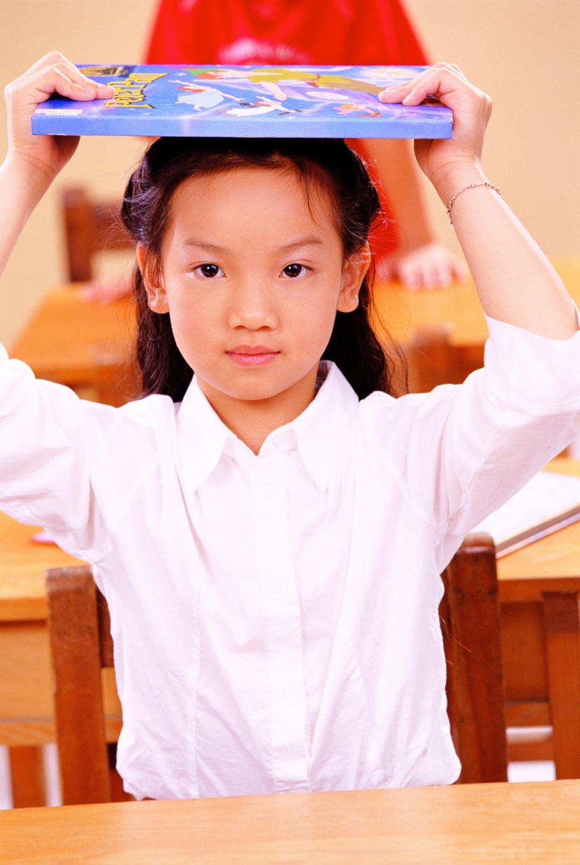 小学生上课情景图片