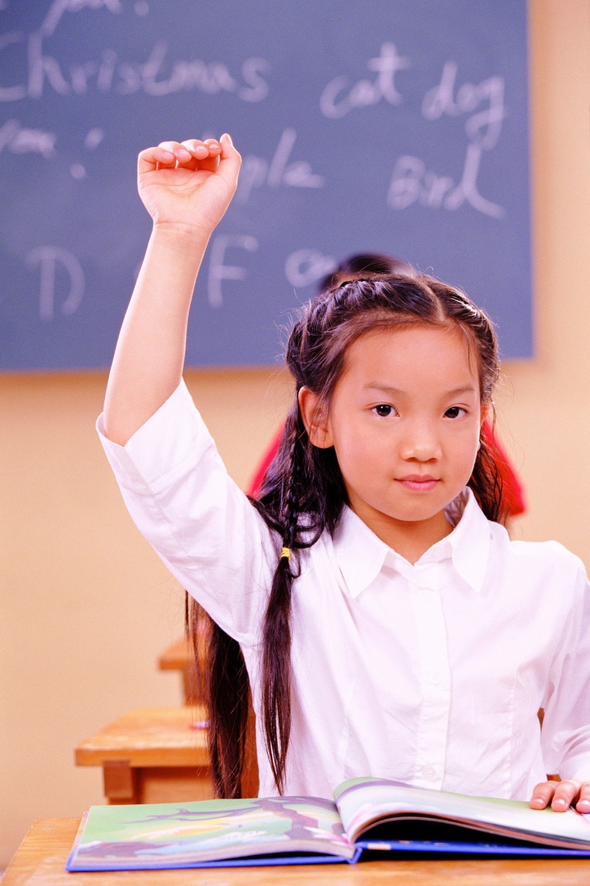 小学生上课情景图片