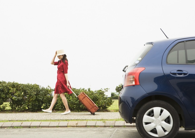 驾车出游的年轻人图片