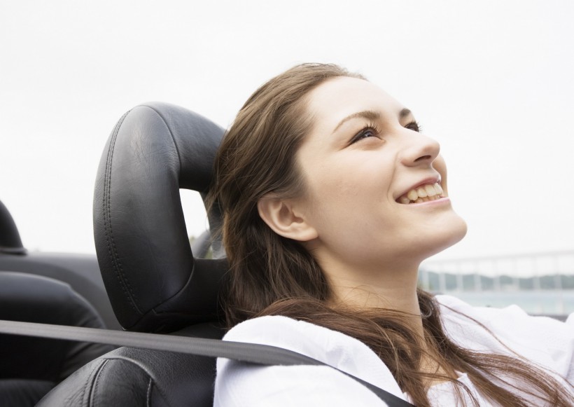 驾车出游的年轻人图片