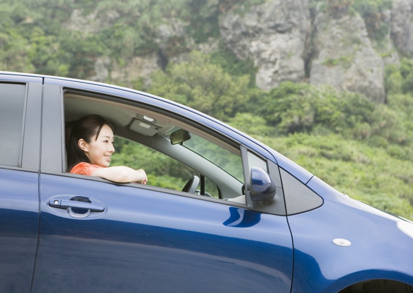 驾车出游的年轻人图片