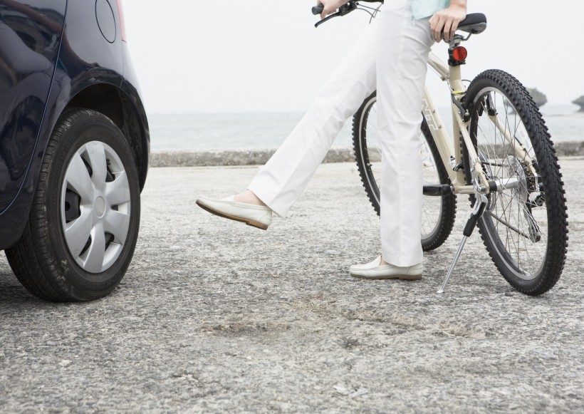 驾车出游的年轻人图片