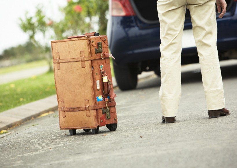 驾车出游的年轻人图片