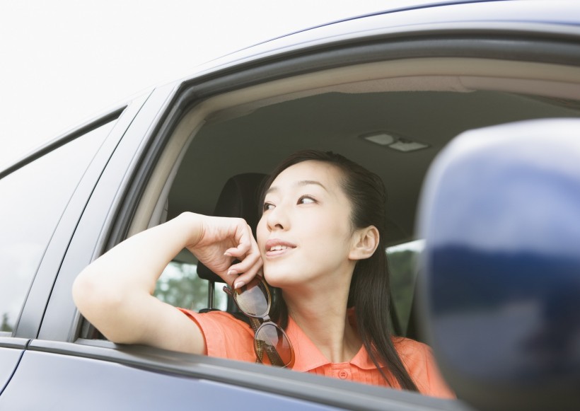 驾车出游的年轻人图片