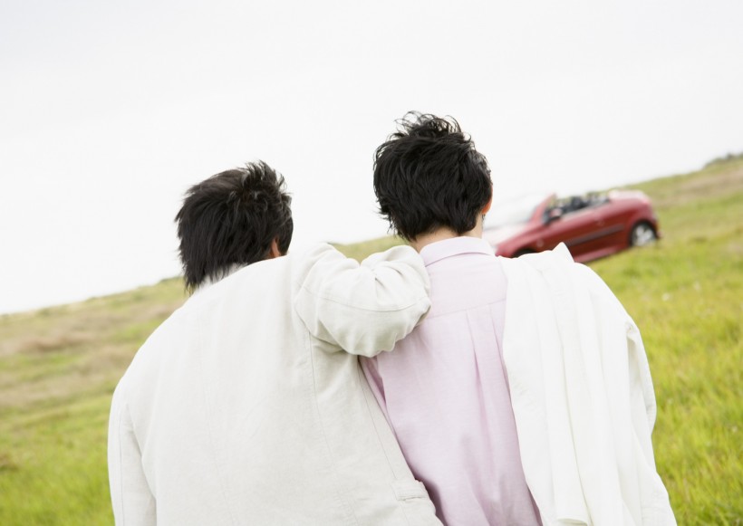 驾车出游的年轻人图片